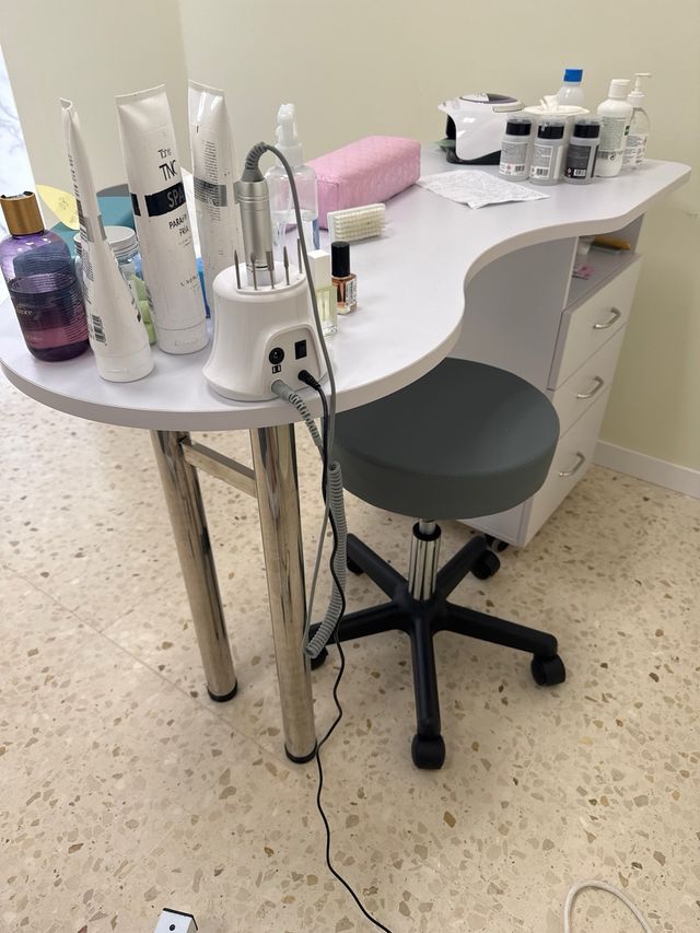 Mesa de manicura blanca