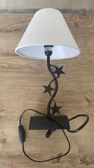 Lámpara de mesa con estrellas