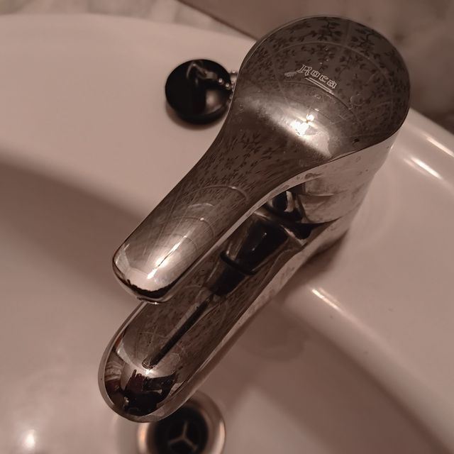 Pica lavamanos, grifo y sobre de mármol