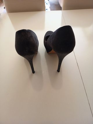 Zapatos de tacón Zara negros y Lefties