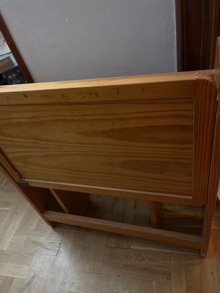 Escritorio pequeño de madera,en condiciones buenas