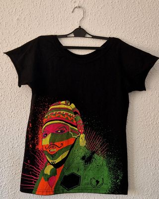 Camiseta negra con estampado neón