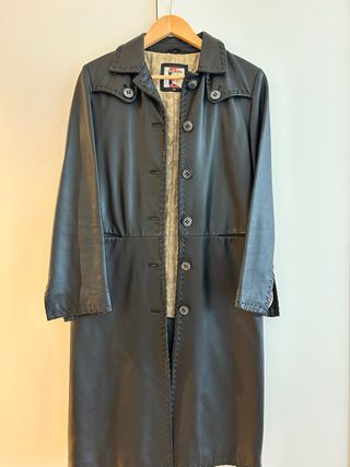 Abrigo de mujer de cuero negro