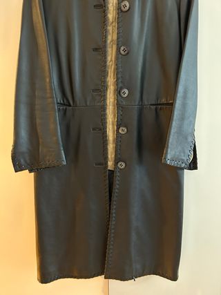 Abrigo de mujer de cuero negro