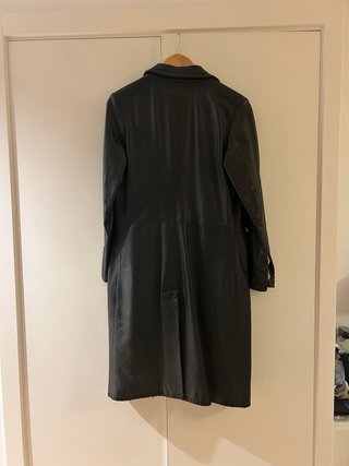 Abrigo de mujer de cuero negro