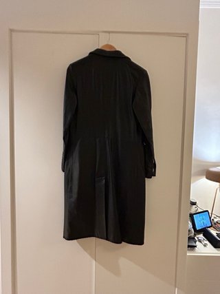 Abrigo de mujer de cuero negro