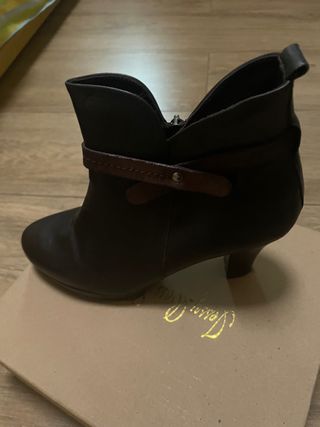 Botines negros y marrones