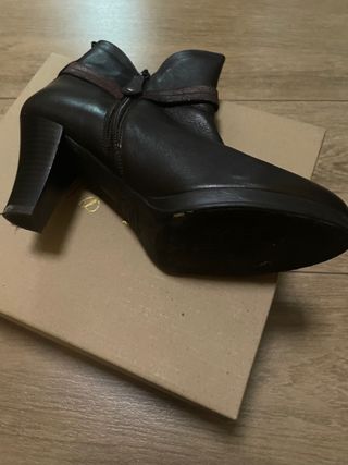 Botines negros y marrones