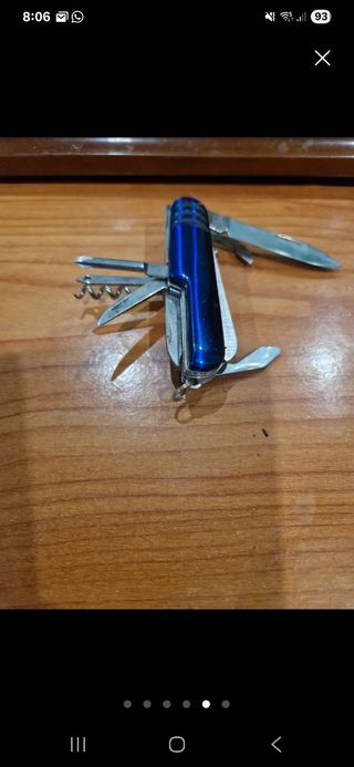 Coltello multiuso blu e argento
