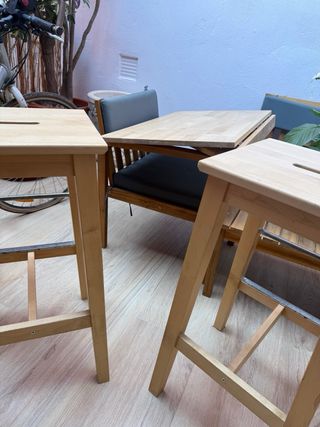Mesa plegable y 2 taburetes madera