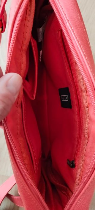 Bolso bandolera coral con detalles dorados
