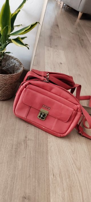 Bolso bandolera coral con detalles dorados