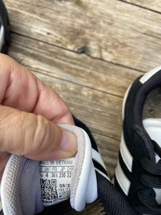 Zapatillas Adidas Negras y Blancas