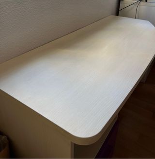Escritorio con cajonera