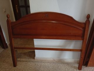 Cabecero de madera marrón