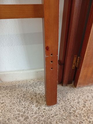 Cabecero de madera marrón