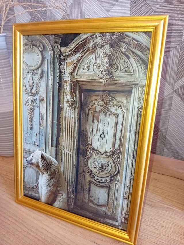 Cuadro dorado oso con puerta vintage