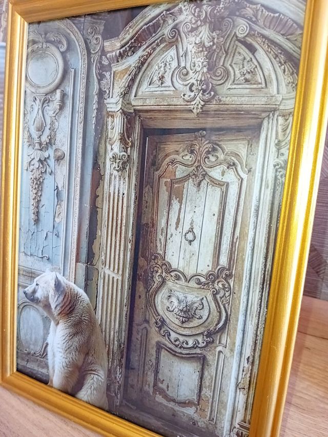 Cuadro dorado oso con puerta vintage