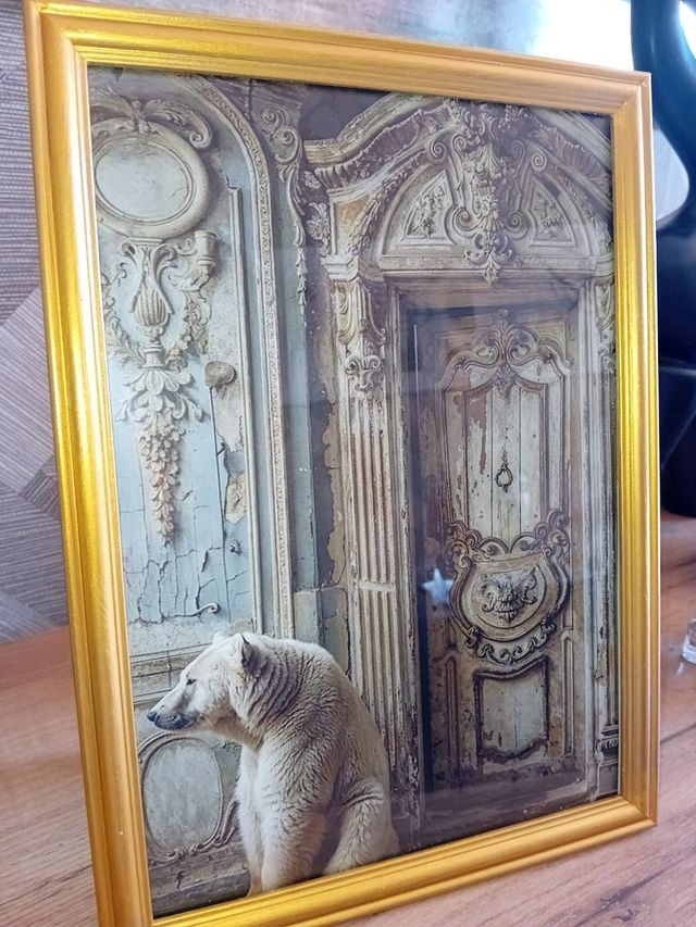 Cuadro dorado oso con puerta vintage