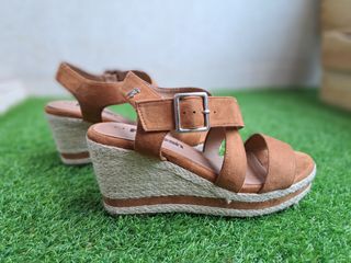 Sandalias cuña Refresh marrones