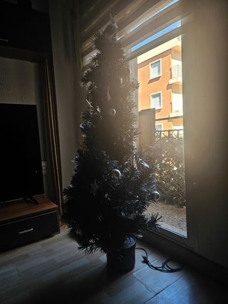 Árbol de Navidad Negro con Adornos Estrellas