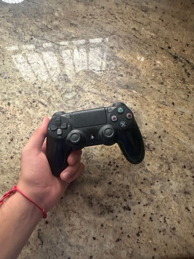 PS4 (PlayStation 4) + 3 Juegos