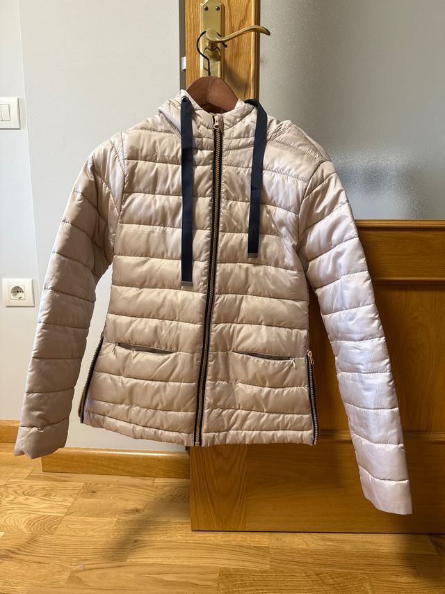 Parka beige con detalles negros con capucha 