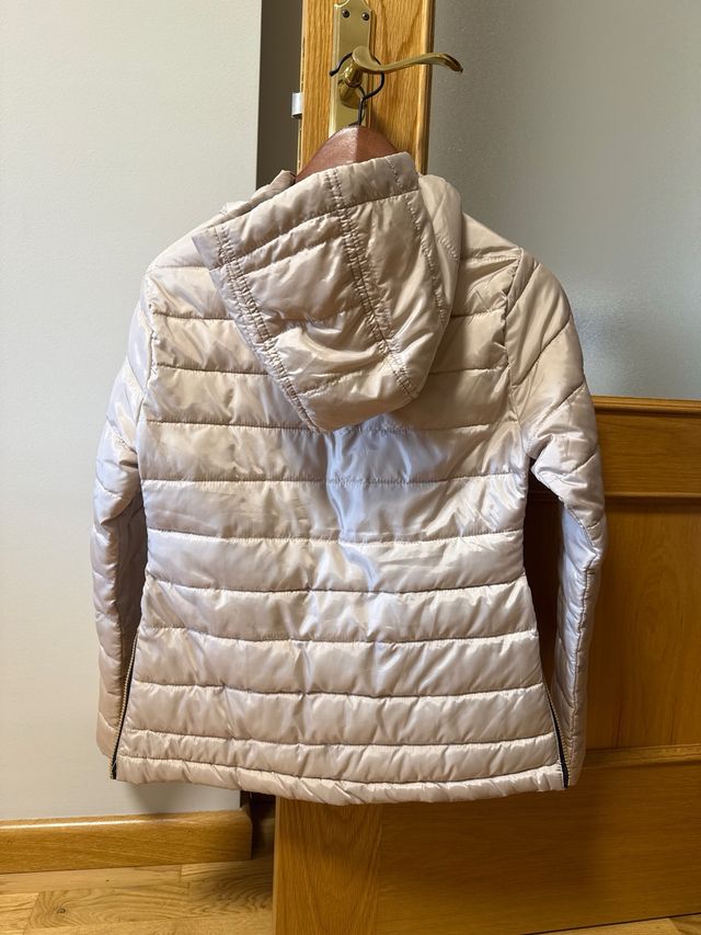 Parka beige con detalles negros con capucha 