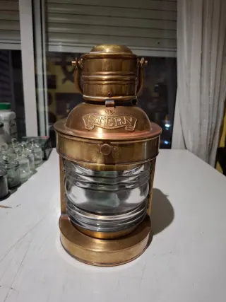 Farol de barco antiguo de metal