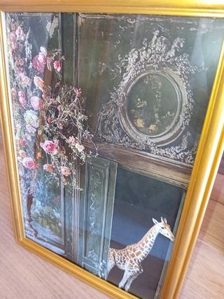 Giraffa Quadro dorata in soggiorno con fiori