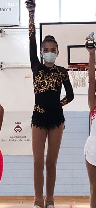 Vestido patinaje artístico negro y dorado. 10/12