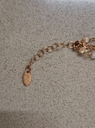 Bracciale color oro con ciondolo ovale