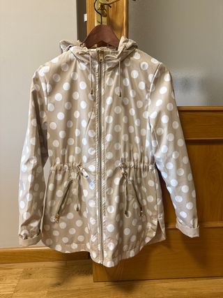 Parka de lunares beige y blanco reversible 