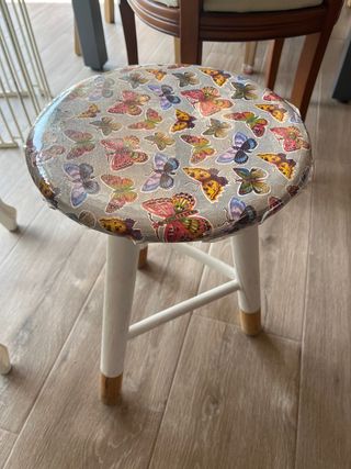 Taburete blanco con diseño de mariposas