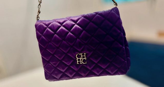 Bolso Carolina Herrera morado acolchado CH