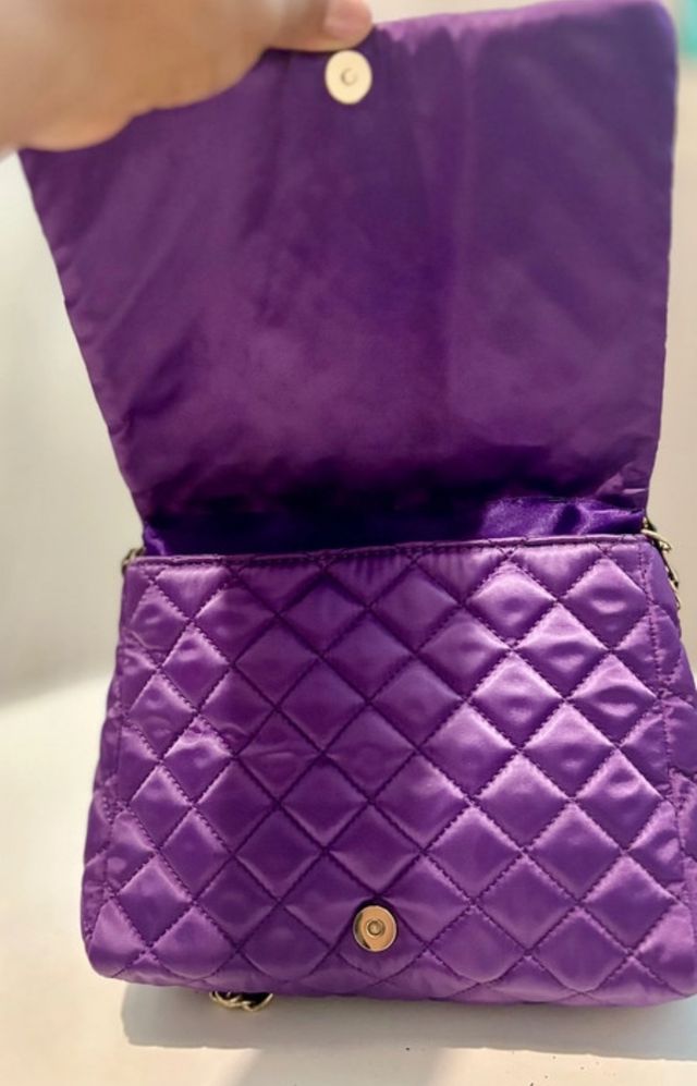 Bolso Carolina Herrera morado acolchado CH
