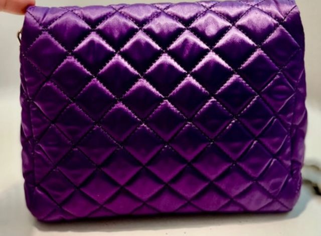 Bolso Carolina Herrera morado acolchado CH