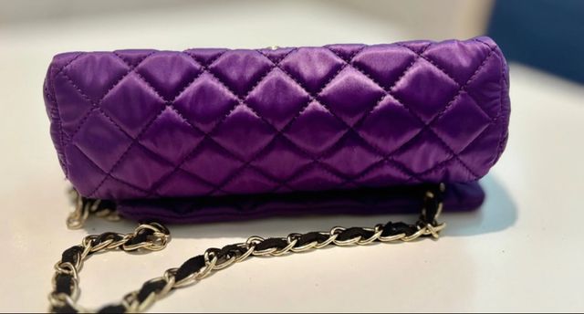 Bolso Carolina Herrera morado acolchado CH