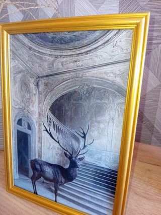 Quadro vintage in oro con cervo nero