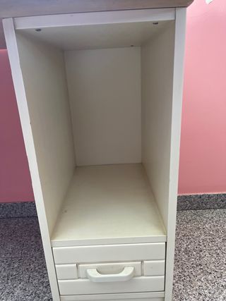 Mesa de estudio blanca y rosa