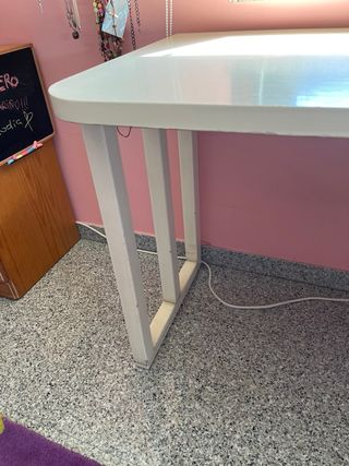 Mesa de estudio blanca y rosa