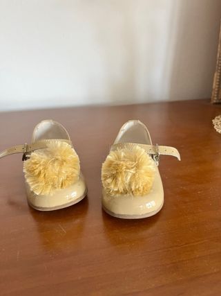 Zapatos niña charol pompón