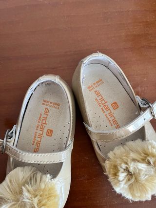 Zapatos niña charol pompón