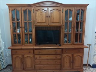 Mueble bar de madera con cristalera