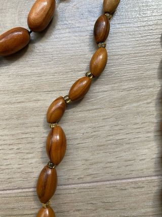 Collar y pulsera de cuentas de madera