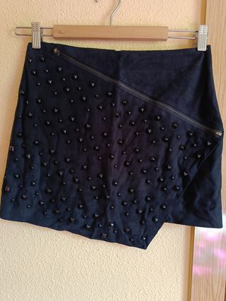 Minifalda negra con tachuelas
