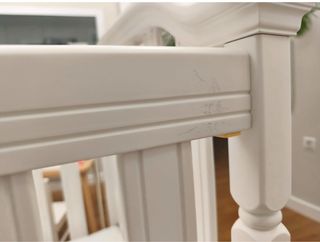 Cuna de madera blanca con ruedas