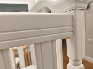 Cuna de madera blanca con ruedas