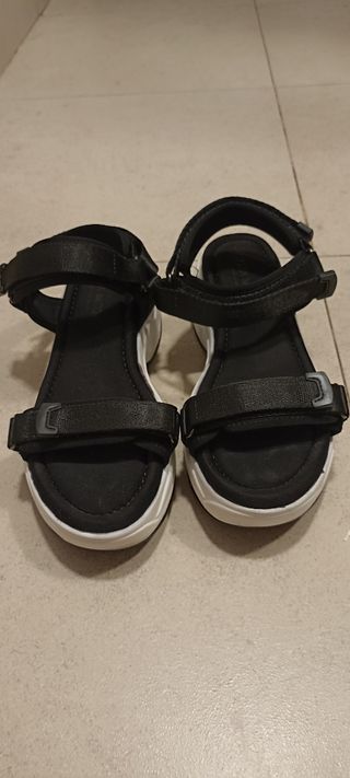 Sandalias negras y blancas mujer