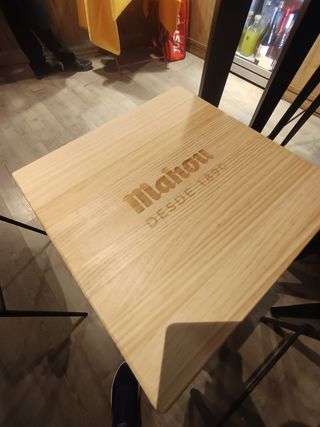 Mesa alta y taburetes Manou madera